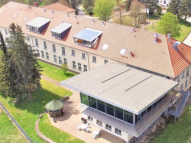 Ein Bild mit dem Bildungszentrum von oben fotografiert.